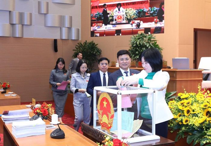 Các đồng chí Lãnh đạo HĐND thành phố Hà Nội tham gia bỏ phiếu tín nhiệm