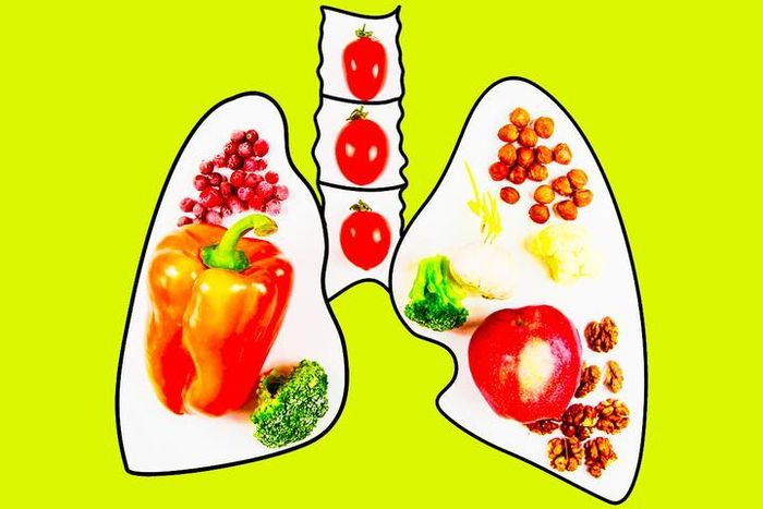 Bằng cách áp dụng chế độ ăn giàu chất chống oxy hóa, chất xơ, các chất dinh dưỡng, bạn sẽ có nhiều cơ hội hơn để bảo vệ lá phổi trước ô nhiễm không khí. (Ảnh: womenfitness)