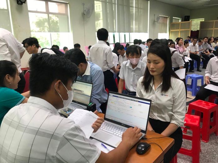 CBCNV tại Tổng Công ty điện lực Miền Nam đăng ký thủ tục hiến máu.