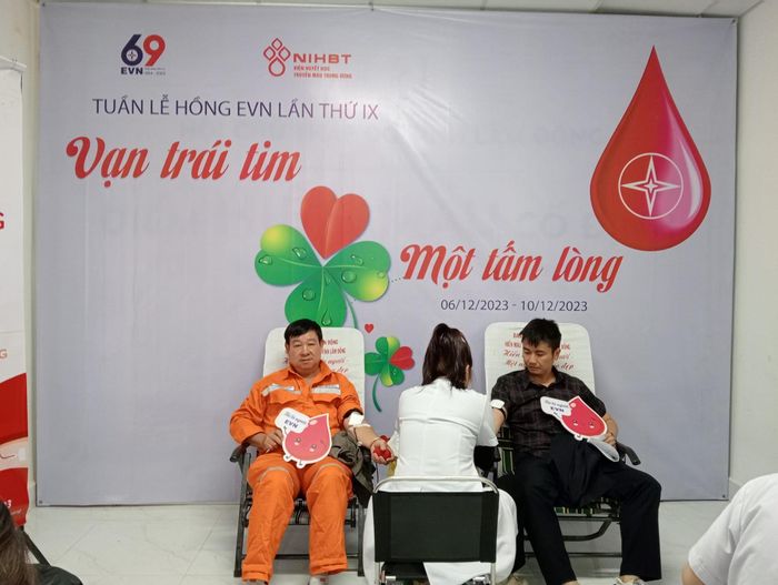 Lực lượng CBCNV Công ty điện lực tại tỉnh Lâm Đồng ra quân hiến máu.