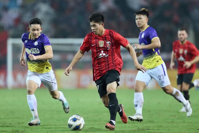 Ekanit Panya (giữa) là một trong hai tuyển thủ Thái Lan đang chơi ở Nhật Bản. Anh được Muangthong United cho Urawa Red Diamonds mượn. Trong trận lượt về bảng J AFC Champions League với Hà Nội tối 6/12, Ekanit tiếp tục được đá chính.