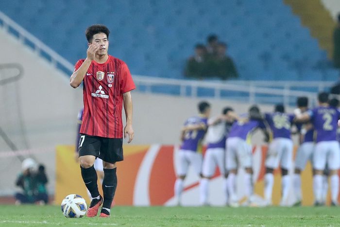 60 phút Ekanit đứng trên sân, nhà đương kim vô địch AFC Champions League đá bế tắc và bị Hà Nội chọc thủng lưới.