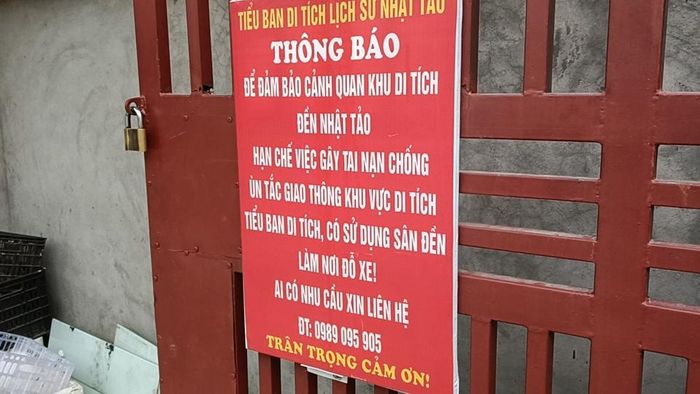 Các cá nhân tự ý ra thông báo tổ chức nhận trông giữ phương tiện trong sân đền. Ảnh chụp chiều ngày 5/12.