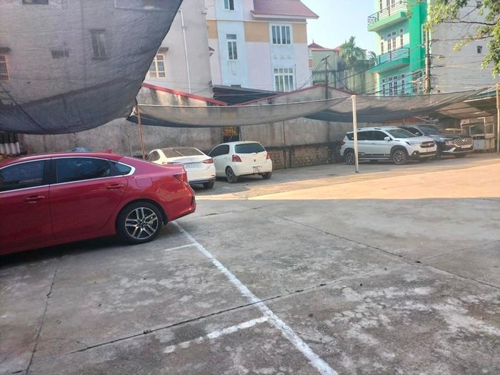 Bãi xe không phép vẫn ngang nhiên hoạt động bất chấp lệnh cấm của UBND phường Đông Ngạc. Ảnh chụp ngày 7/12.