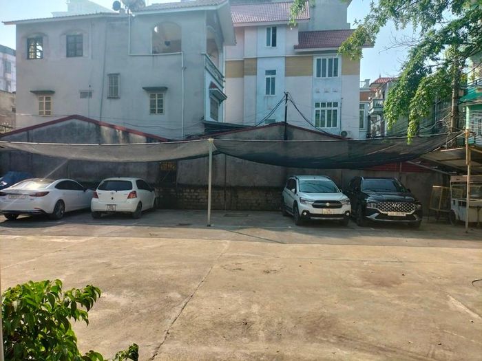 Bãi xe không phép tại sân đền Nhật Tảo vẫn hoạt động. Ảnh chụp ngày 7/12.