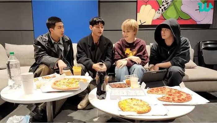 Rm, V, Jimin và Jungkook trong màn livestream cuối cùng trước khi nhập ngũ