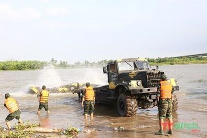 Cán bộ, chiến sĩ Tiểu đoàn 4, Lữ đoàn 513, Quân khu 3 tập lắp ghép, tháo dỡ cầu nối.