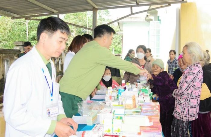  Sau khi khám, tư vấn sức khỏe bà con được cấp phát thuốc miễn phí. 