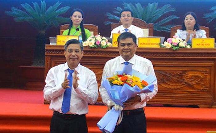 Chủ tịch UBND tỉnh Hậu Giang Đồng Văn Thanh chúc mừng ông Nguyễn Văn Bảy trúng cử Ủy viên UBND tỉnh.