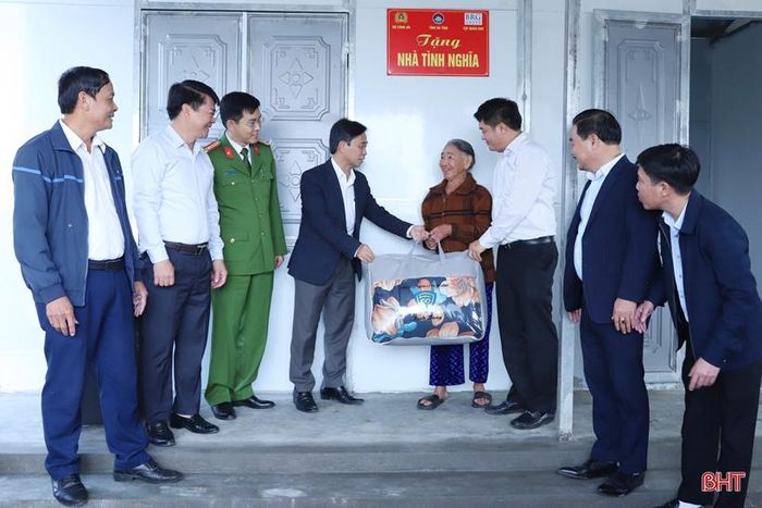 Phó Bí thư Thường trực Tỉnh ủy Trần Thế Dũng, Chủ tịch Ủy ban MTTQ tỉnh Trần Nhật Tân dự lễ khánh thành nhà ở, tặng quà cho hộ bà Đặng Thị Tẻo - thôn Hưng Quang - xã Nam Phúc Thăng, huyện Cẩm Xuyên (11/2023).