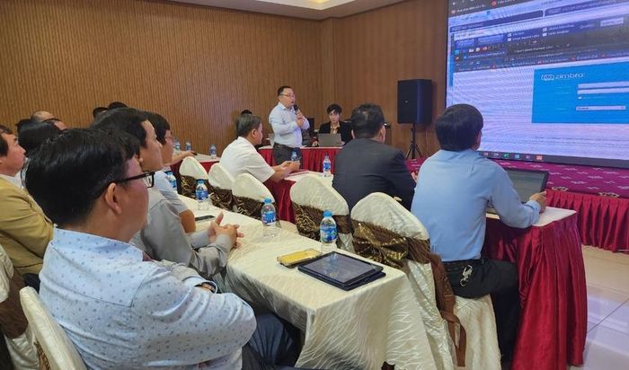 Các đại biểu được chuyên gia công nghệ thông tin hướng dẫn phát hiện một số tình huống bị đối tượng tấn công đánh cắp dữ liệu trên trang thông tin điện tử của cơ quan, đơn vị. Ảnh: Ngọc Sang