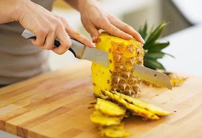 Vỏ quả dứa thường được gọt bỏ.