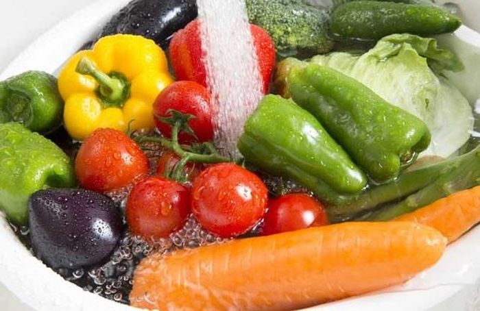 Nên rửa sạch dưới vòi nước sạch các loại trái cây, rau củ quả để loại bỏ thuốc trừ sâu.