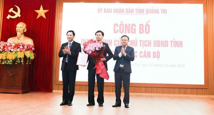 Hai Phó Chủ tịch UBND tỉnh Quảng Trị Hoàng Nam (trái), Lê Đức Tiến (phải) trao quyết định và tặng hoa chúc mừng tân Giám đốc Bệnh viện Đa khoa tỉnh Quảng Trị.