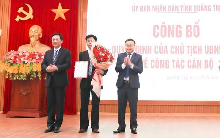 Lãnh đạo UBND tỉnh Quảng Trị trao quyết định và tặng hoa chúc mừng tân Phó Giám đốc Bệnh viện Đa khoa tỉnh Quảng Trị.