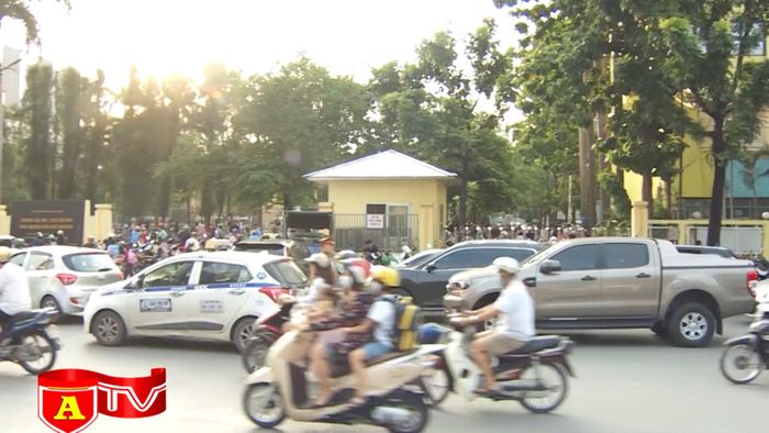 Nguy hiểm hơn là mỗi khi vào giờ tan trường là hàng trăm học sinh ùa ra đường, chờ một khoảng trống để sang đường, giữa những dòng phương tiện tốc độ cao