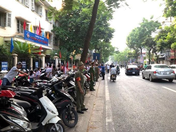 Đề xuất này nhanh chóng nhận được sự ủng hộ từ phía nhiều phụ huynh và học sinh. Bởi lâu nay, mật độ giao thông dày đặc tại các cổng trường luôn là nỗi lo thường ngày khi các em nhỏ tới trường