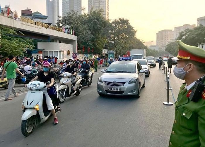 Mới đây, Hà Nội đã đề xuất tổ chức thí điểm giải pháp giảm tốc độ phương tiện ở cổng trường học, như biển báo, gờ giảm tốc, đèn chiếu sáng, đèn cảnh báo từ xa, lối đi bộ nổi cho học sinh sang đường tại khu vực cổng trường học cũng được xây dựng với hàng cọc tiêu trụ dẻo có phản quang