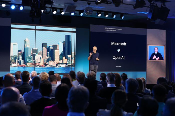  Satya Nadella, CEO Microsoft, phát biểu về quan hệ hợp tác với OpenAI tại sự kiện Inspire 2023 diễn ra hồi tháng 7. Ảnh: Microsoft. 