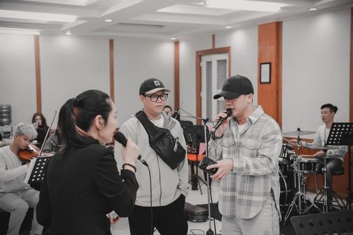 Minh Thu tập với ca sĩ Hồng Dương (áo kẻ) và Lương Ngọc Châu, trưởng nhóm bè Chromatic