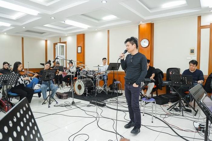 Trong chương trình Thu ca, NSND Tấn Minh là khách mời đặc biệt. Vừa là đồng nghiệp, vừa là lãnh đạo của ca sĩ Minh Thu, nghệ sĩ Tấn Minh đã đưa ra nhiều lời khuyên dành cho cô trước liveshow. "Tôi bảo Minh Thu hãy quên đi danh hiệu mà mình có, chỉ cần xuất hiện trước khán giả với tình yêu âm nhạc của mình là đủ". Với con mắt làm nghề, NSND Tấn Minh nhận định ca sĩ Minh Thu đang ở độ chín nhất của nghề.