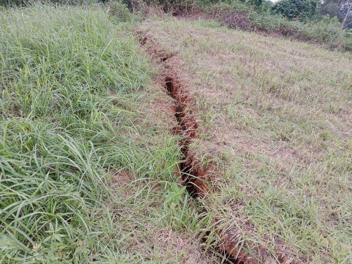 Vết nứt sâu, dài khiến người dân lo lắng.
