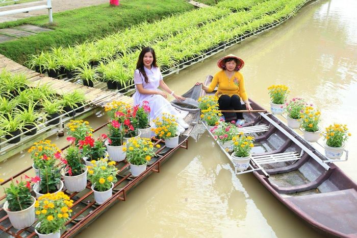 Hình ảnh giới thiệu du khách đến tham quan, du lịch vùng đất Sen hồng nghĩa tình, năng động, sáng tạo với những giá trị văn hóa truyền thống - một điểm đến hấp dẫn và thân thiện.
