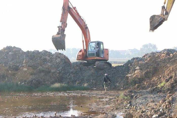 Lực lượng công binh tiến hành rà, phá bom, mìn trong khu vực cưỡng chế. Ảnh: Tiến Đông