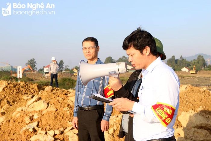 Lực lượng chức năng thông báo các Quyết định thu hồi đất trước khi tiến hành cưỡng chế. Ảnh: Tiến Đông