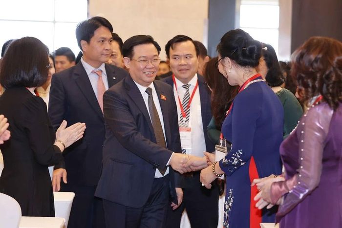 Chủ tịch Quốc hội Vương Đình Huệ với đại biểu. (Ảnh: Doãn Tấn/TTXVN)