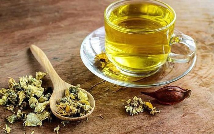 Trà hoa cúc được xem là loại trà dễ uống, thanh nhiệt, giải độc, trị mất ngủ. Ảnh minh họa