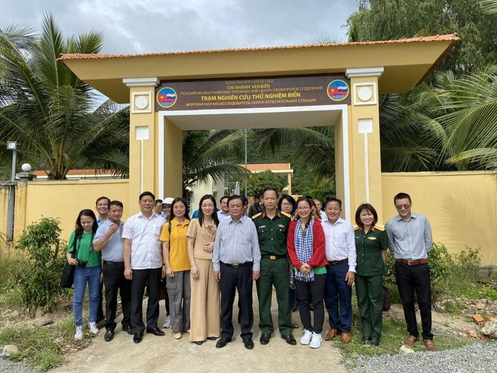 Bộ trưởng Lê Minh Hoan thăm Trạm nghiên cứu thử nghiệm biển của Chi nhánh ven biển Trung tâm Nhiệt đới Việt Nga.