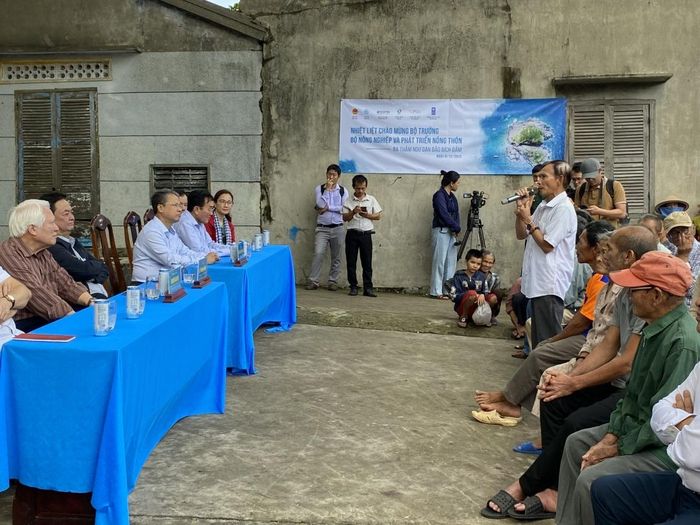 Một người dân đảo Bích Đầm đối thoại với Bộ trưởng Lê Minh Hoan.
