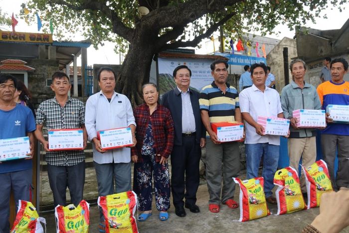 Bộ trưởng Lê Minh Hoan tặng quà cho ngư dân.