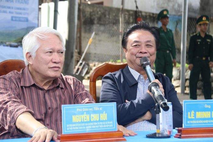 Bộ trưởng Lê Minh Hoan trao đổi về những vấn đề người dân kiến nghị.