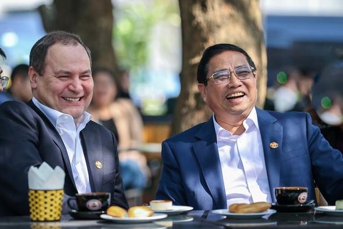 Thủ tướng Phạm Minh Chính và Thủ tướng Belarus thưởng thức hương vị cà phê Việt Nam tại quán cà phê dưới chân Cột cờ Hà Nội. Nguồn: VGP.