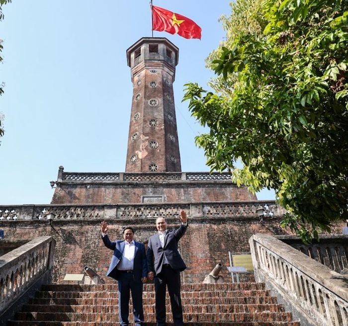 Thủ tướng Phạm Minh Chính và Thủ tướng Belarus Roman Golovchenko chụp ảnh lưu niệm tại Cột cờ Hà Nội. Nguồn: VGP.