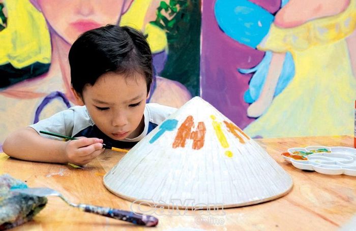 Vẽ trên nón lá đòi hỏi sự khéo léo và lực tay nhiều hơn. Ðây cũng là cách rèn sức cho con khi vào lớp một viết chính tả.