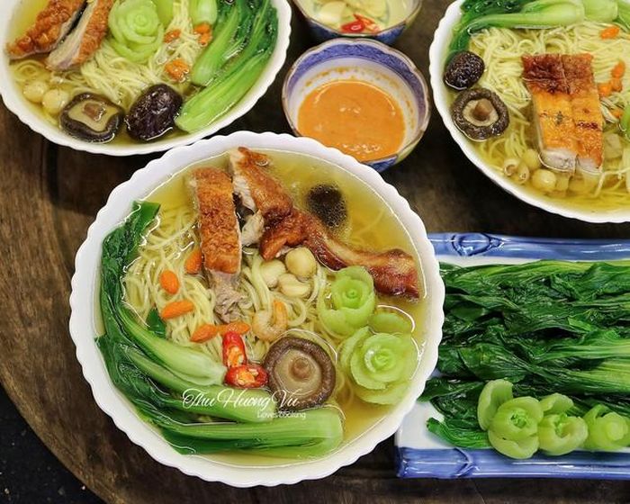 Một bát mì với đầy đủ rau, thịt sẽ thích hợp các thành viên trong gia đình. Hương vị ấm nóng khiến người ta khó quên.