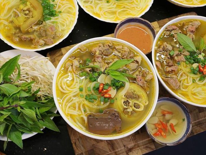 Món bún bò giò heo với hương vị đặc trưng sẽ là một gợi ý hấp dẫn không kém.