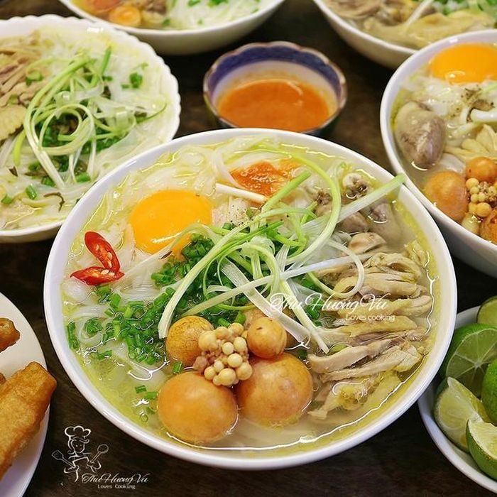 Phở gà hấp dẫn không kém và cũng là một món không nên bỏ qua trong những ngày thời tiết chuyển mùa.