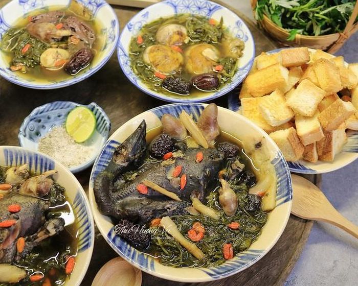Gà tần, trứng lộn thuốc bắc ăn kèm bánh mì chiên/nướng vô cùng thơm ngon và giàu chất dinh dưỡng. Những ngày đông, mưa lạnh chỉ cần hít hà hương thơm của món ăn cũng đủ làm người ta thêm ấm lòng.