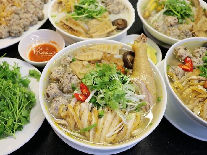 Bún măng gà khiến cho chiếc bụng đói thêm ấm hơn,