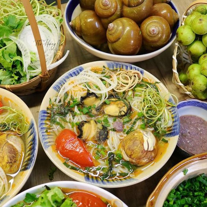 Những chú ốc béo ngậy, giòn ngon chính là điểm nhấn của món ăn này, thêm vị nước dùng ngọt thật tuyệt vời.