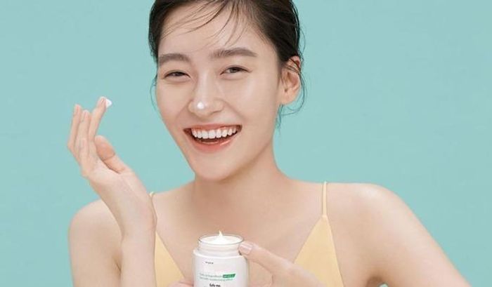 Dưỡng ẩm đầy đủ là chìa khóa vàng giúp da căng bóng, mịn màng.