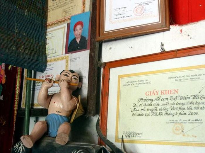 Những giấy khen, bằng khen mà các cơ quan, tổ chức tặng cho ông Bể. Ảnh chụp năm 2006