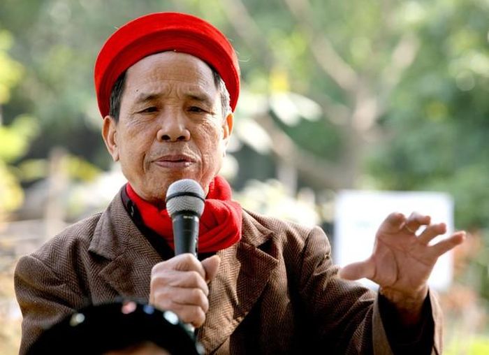 Ông Bể đang đọc lời thoại cho một vở diễn ở Bảo tàng Dân tộc học Việt Nam. Ảnh chụp tháng 12/2006