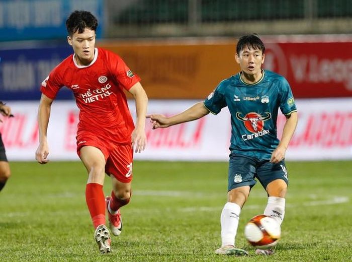 Minh Vương giúp HAGL mở tỷ số sớm nhưng Hoàng Đức (đỏ) cùng Viettel chỉ cần 20 phút là có thể ngược dòng. Ảnh: TCVT