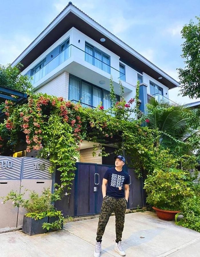 Cao Thái Sơn là nam ca sĩ sở hữu nhiều bất động sản tại TP HCM và nhiều tỉnh thành khác như Đà Nẵng, Long An...Trong đó, đáng chú ý nhất là căn biệt thự tại TP HCM trị giá gần 30 tỷ đồng nam ca sĩ mua hồi tháng 9/2020.