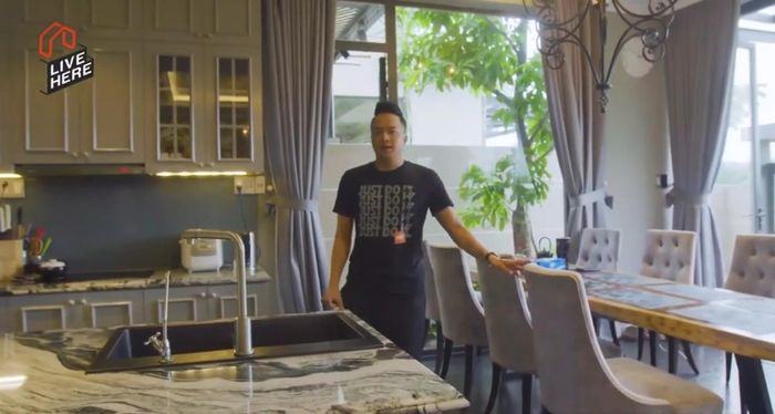 Khi phát hiện đột nhập trái phép, hệ thống sẽ thông báo về điện thoại và khởi động các kịch bản chống trộm đã được cài đặt sẵn như: bật đèn sáng, rèm được kéo ra, bật còi báo động cảnh báo.